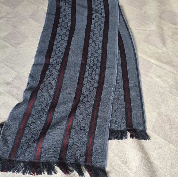 Authentic Gucci Men's Scarf in Navy and Crimson - Picture 12 of 13